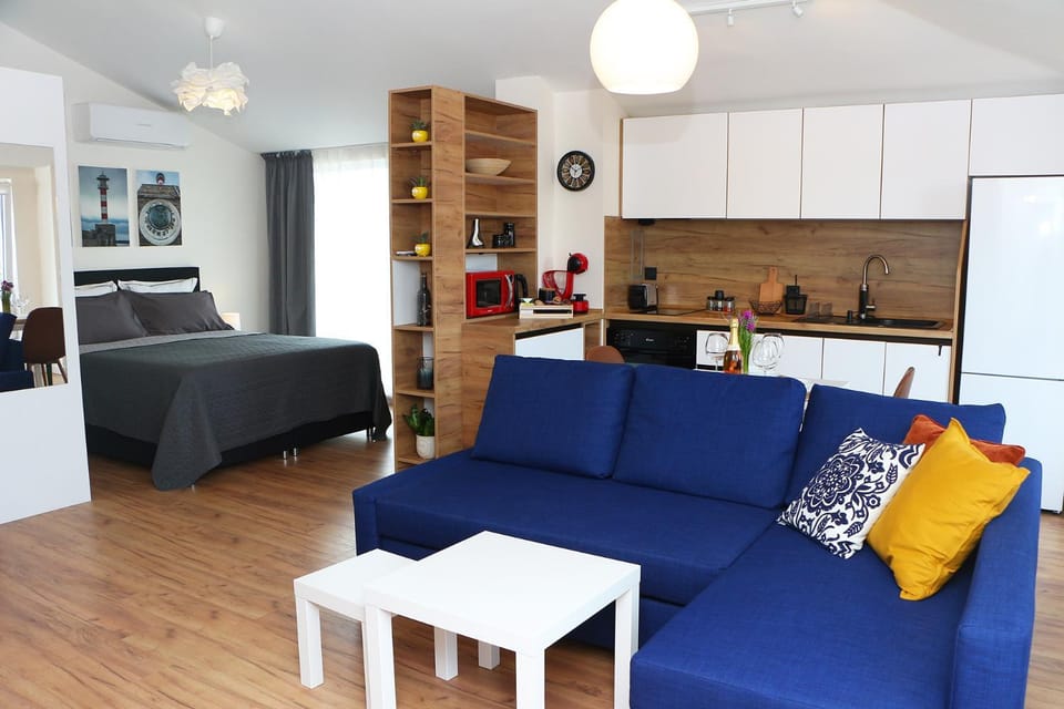 Kitchen or kitchenette, Living room, Seating area, Bedroom