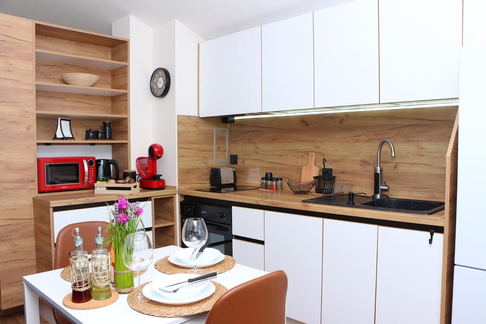 Kitchen or kitchenette, Dining area