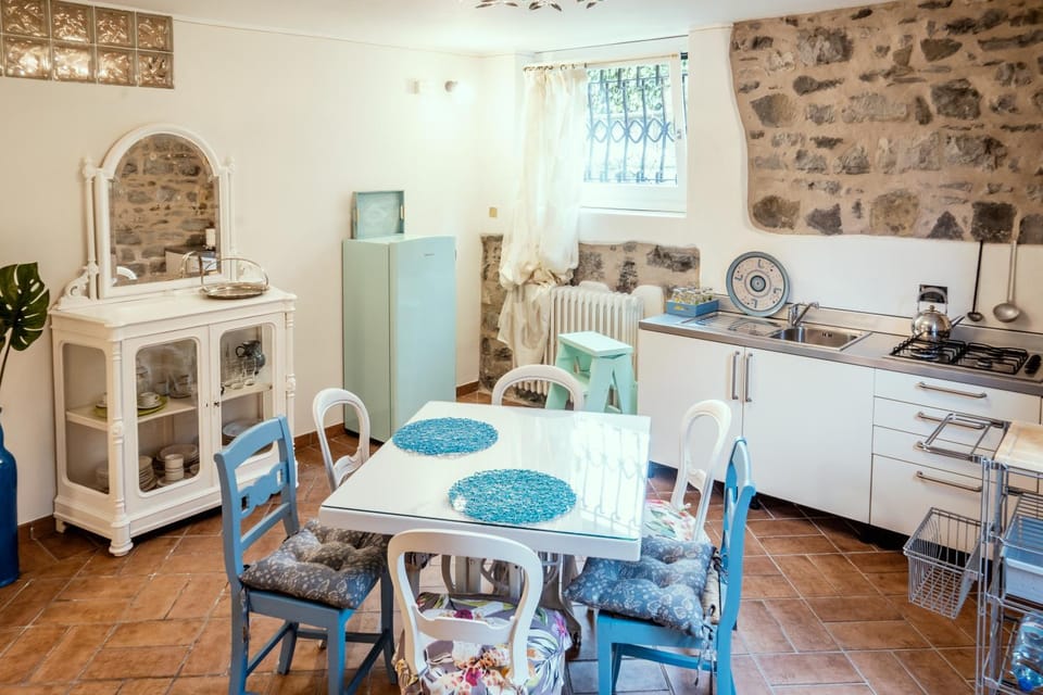 Kitchen or kitchenette, Dining area, minibar, stove
