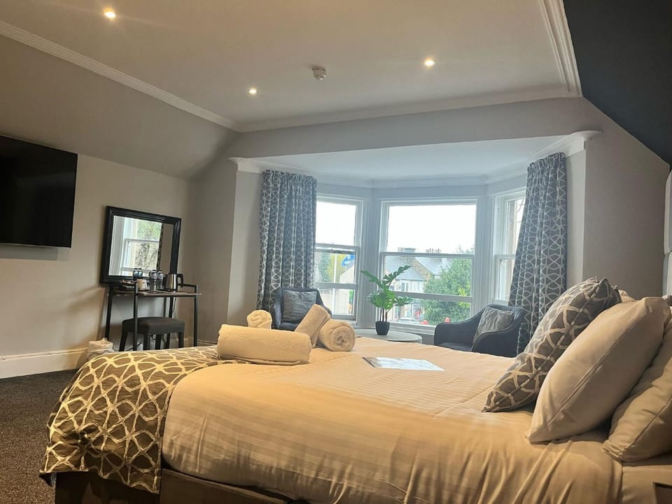 Bed, TV and multimedia, Bedroom