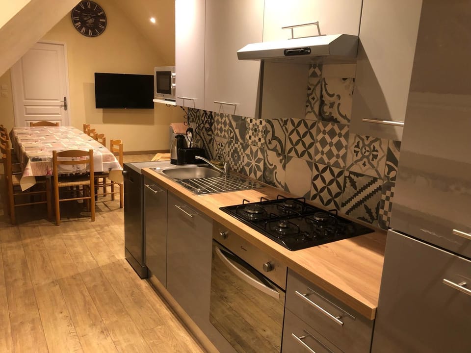 Logement @ 10 personnes avec piscine intérieure 31 degrés zoo de la FLECHE 24 h du Mans Apartment in Pays de la Loire