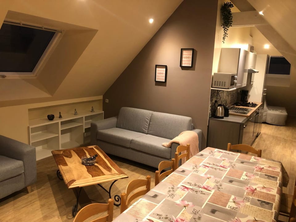 Logement @ 10 personnes avec piscine intérieure 31 degrés zoo de la FLECHE 24 h du Mans Apartment in Pays de la Loire