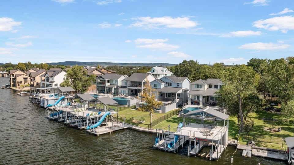Luxury Waterfront Pool Hot Tub Boat Slips House in Kingsland