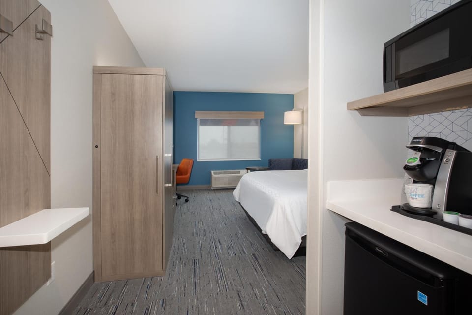 Kitchen or kitchenette, Bedroom