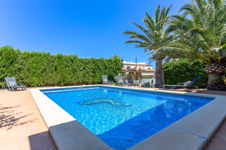 Swimming pool, sunbed