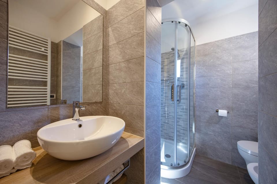 Shower, Toilet, Bathroom, Bath, towels