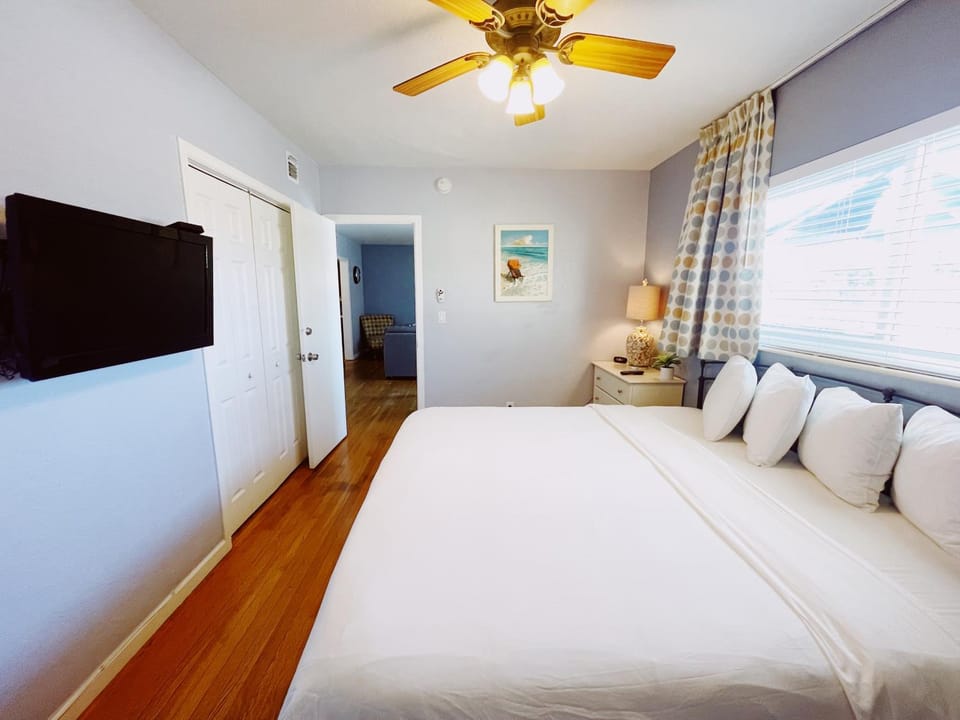 Bed, TV and multimedia, Photo of the whole room, Bedroom