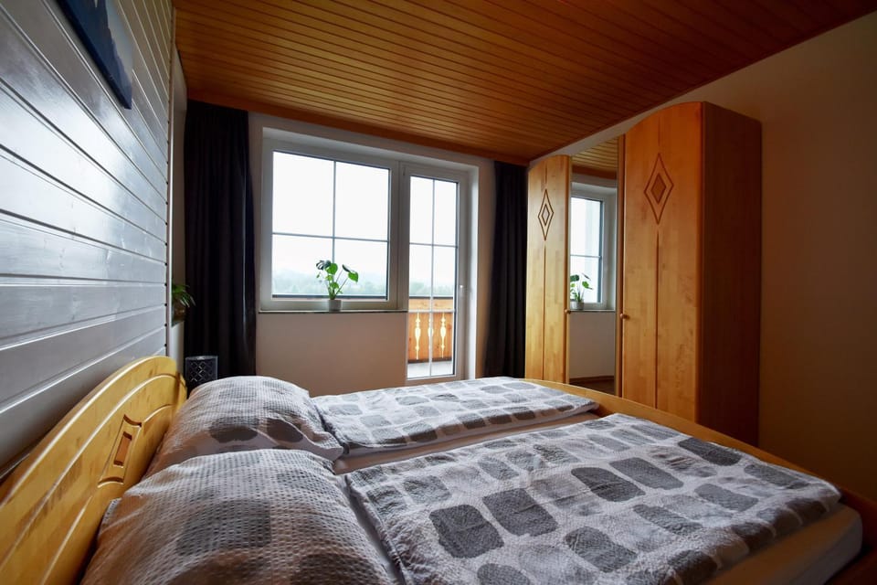 Photo of the whole room, Bedroom, wardrobe