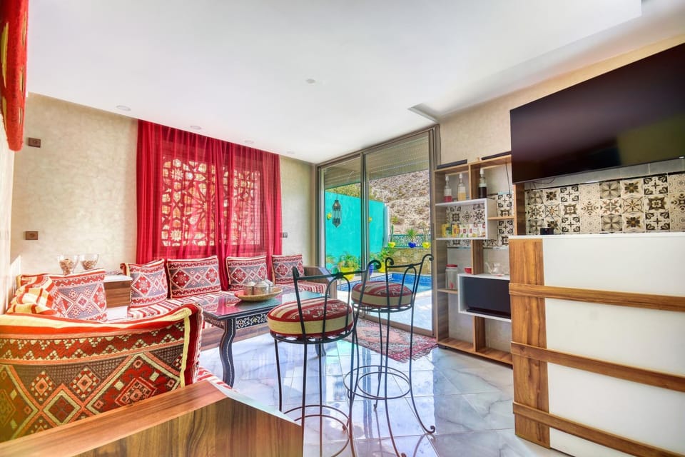 Communal lounge/ TV room, TV and multimedia, Living room, Dining area