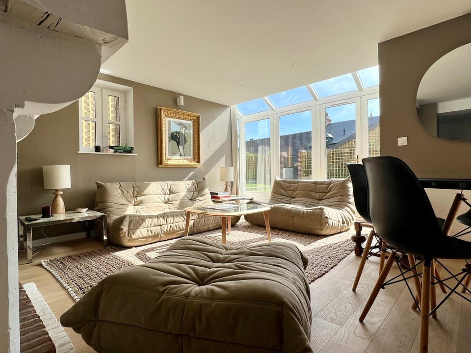 Patio, Garden, TV and multimedia, Living room, Seating area, Garden view