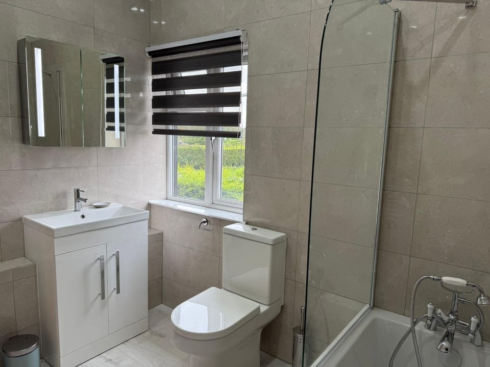 4 Bed House - Sleeps 10 - Pets - Parking - Wifi House in London Borough of Croydon