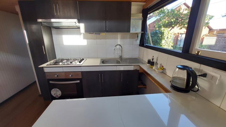 Coffee/tea facilities, Kitchen or kitchenette, dishwasher, stove