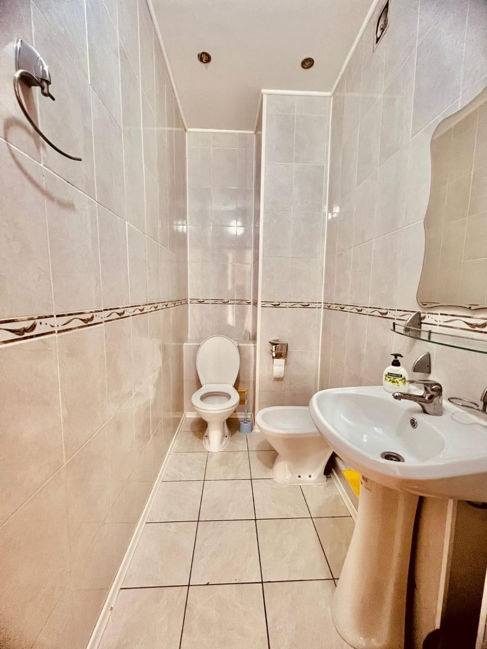 Toilet, bidet, towels