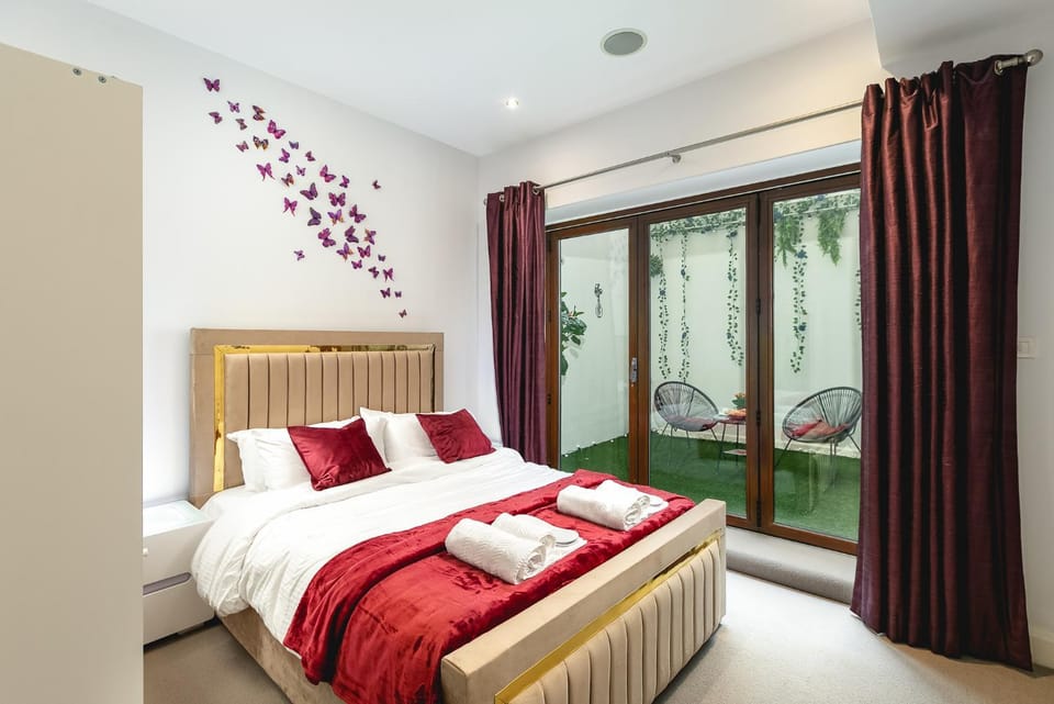 Bed, Photo of the whole room, Bedroom, towels