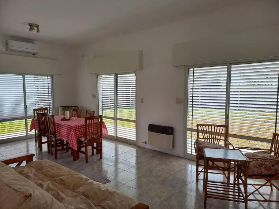 Casa con parque, parrilla y garage para vehículo. House in Entre Ríos Province, Argentina