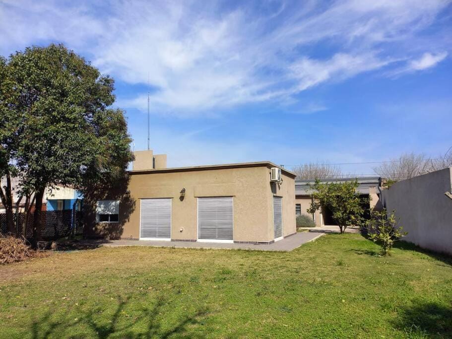 Casa con parque, parrilla y garage para vehículo. House in Entre Ríos Province, Argentina