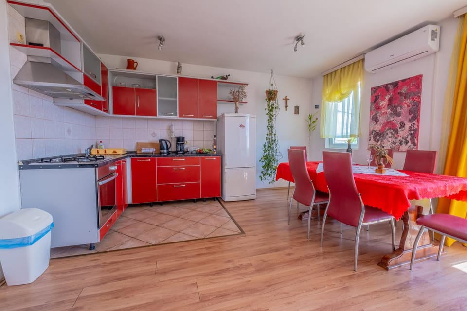 Kitchen or kitchenette, Living room, Dining area, pet friendly, stove