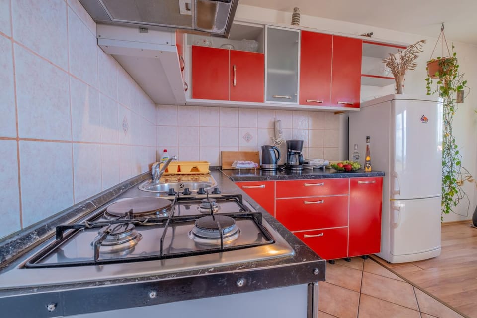 Kitchen or kitchenette, pet friendly, stove