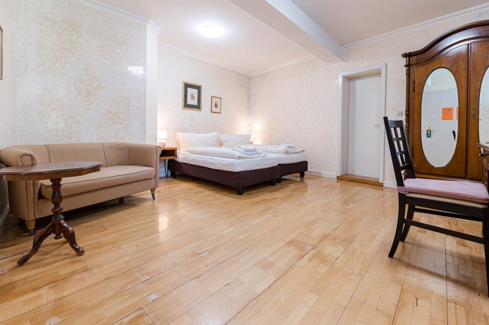 Photo of the whole room, Bedroom, wardrobe