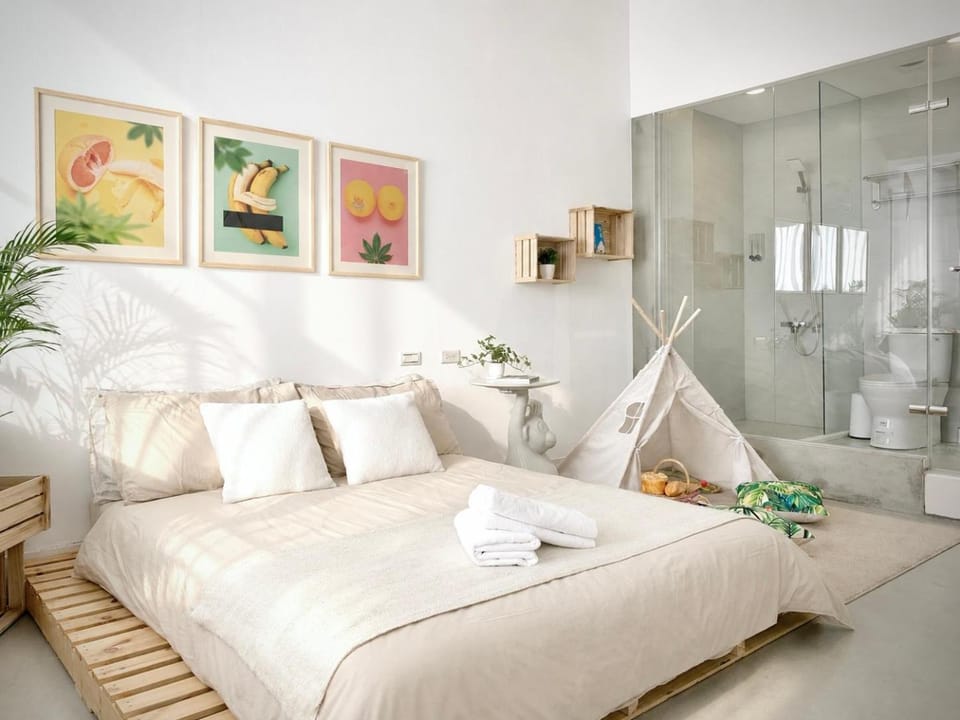 Shower, Toilet, Bed, Bathroom, Photo of the whole room, Bedroom, towels