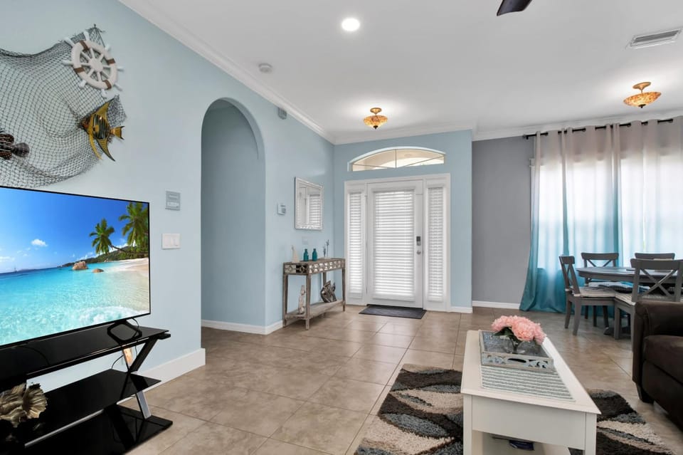 Stylish & Bright Mins to Downtown Pool Parking House in North Port