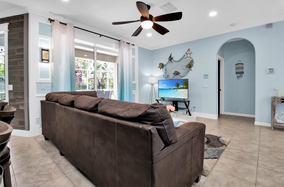 Stylish & Bright Mins to Downtown Pool Parking House in North Port