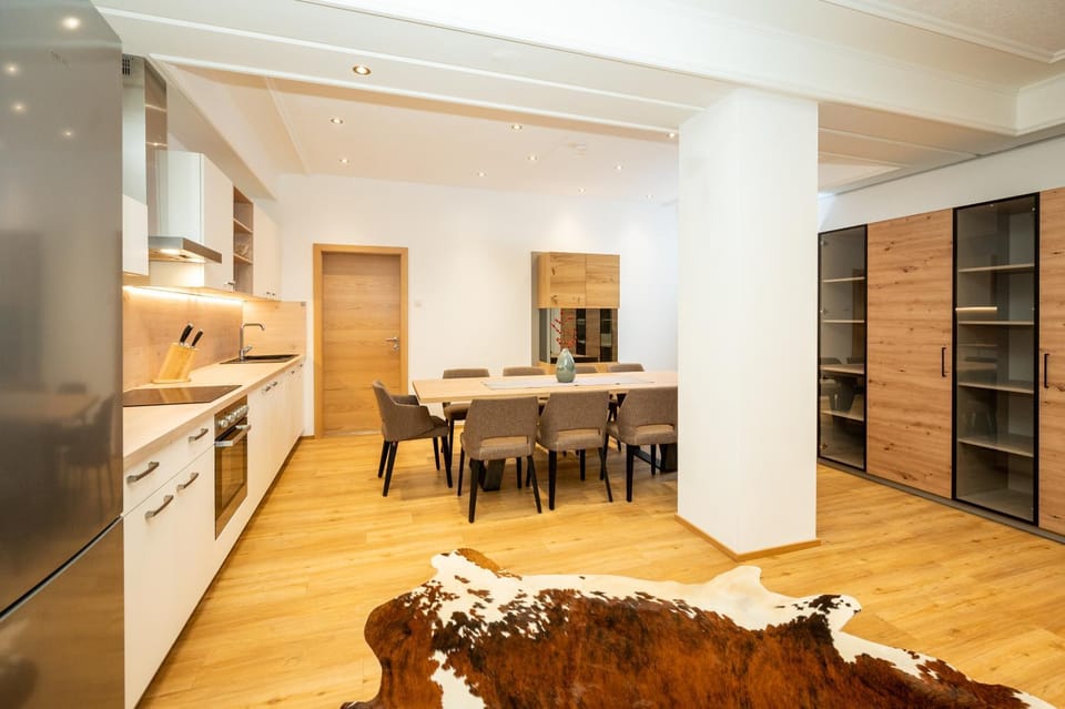 Dining area, minibar