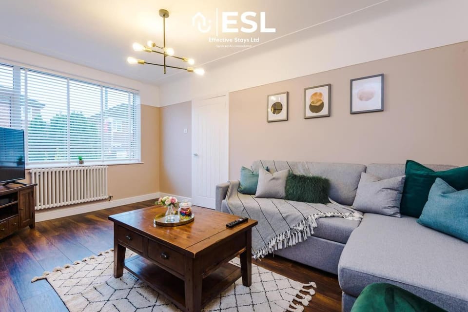 Open Plan 3 Bedroom House with Garden and Parking House in England