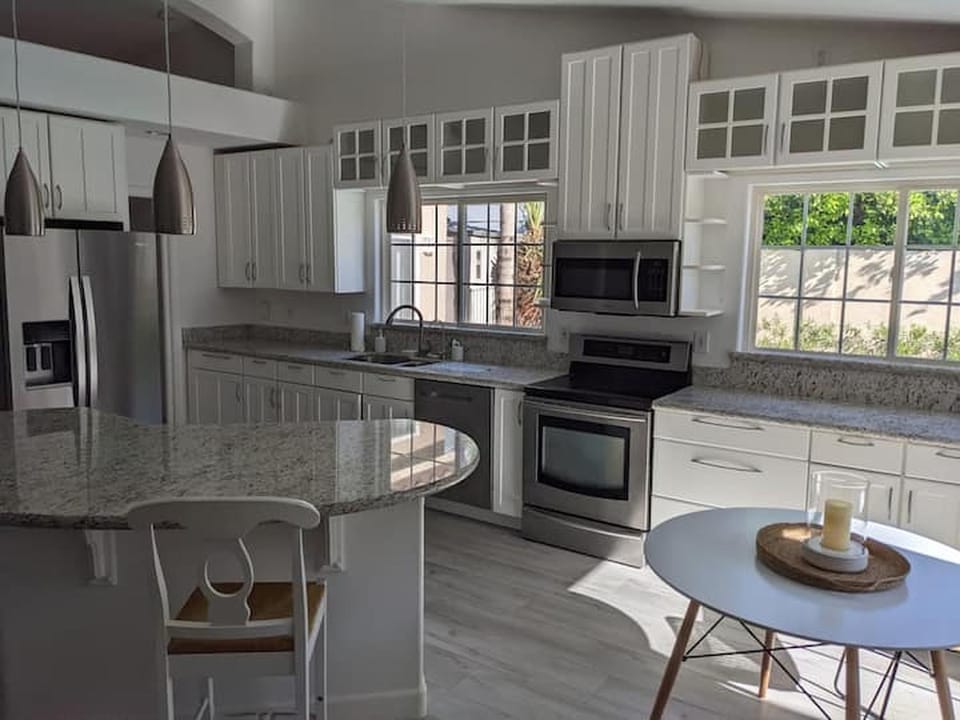 Heated Pool - Spacious, Cheerful Home 5br/3bath House in Tempe