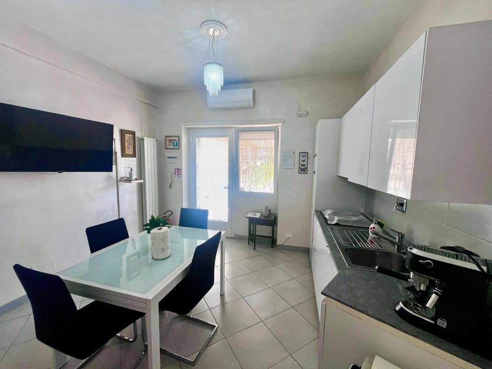 TV and multimedia, Coffee/tea facilities, Kitchen or kitchenette, Living room, Seating area, Dining area, dishwasher, stove
