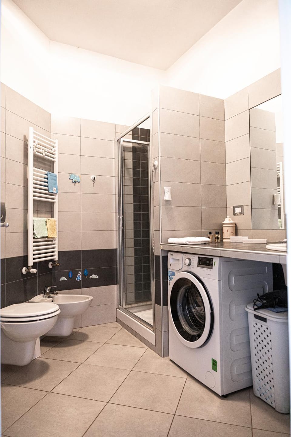 Shower, Toilet, Bathroom, bidet, towels, washing machine