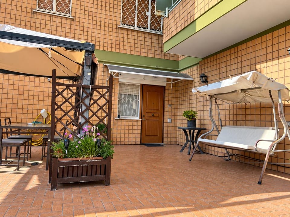 Property building, Patio, Day, Garden, Balcony/Terrace