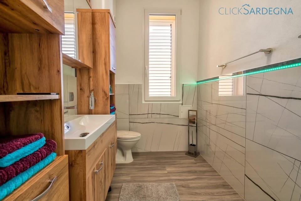 Shower, Toilet, Bathroom, bidet, towels