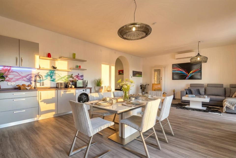 Kitchen or kitchenette, Living room, Dining area, oven, pet friendly, stove