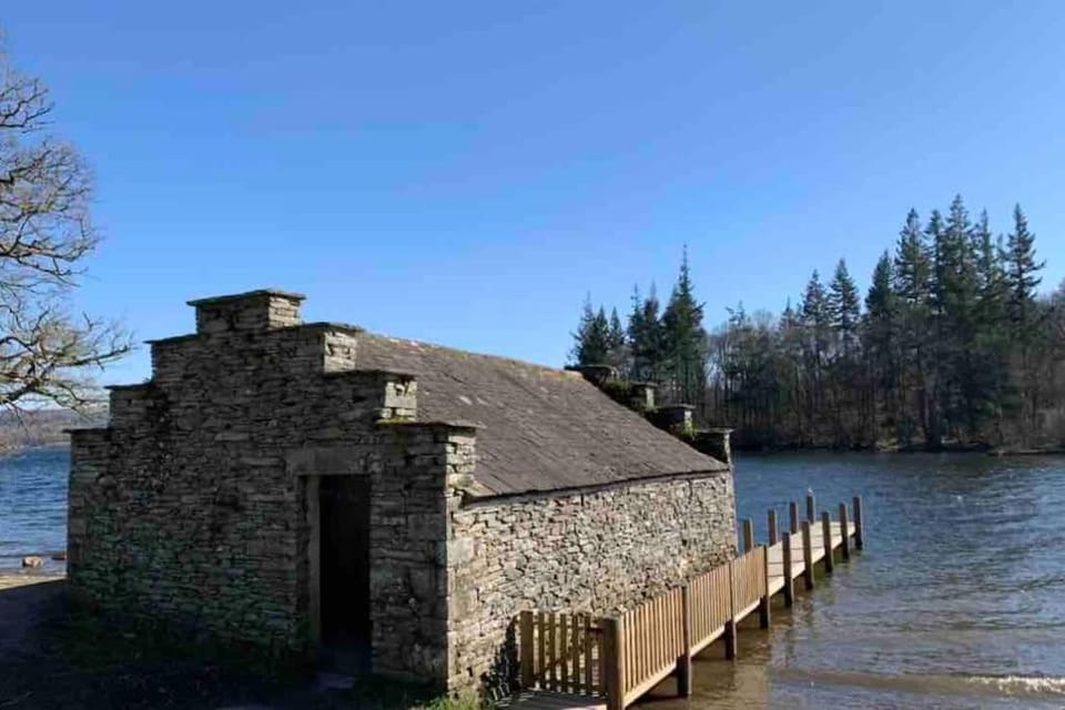 Bank Chambers in Bowness with Hot Tub and Lake Access Apartment in Bowness-on-Windermere