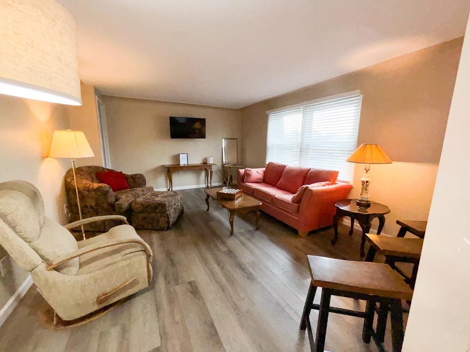 3 Bed, 1 Bath, Upper Flat Apartment in Lake Erie