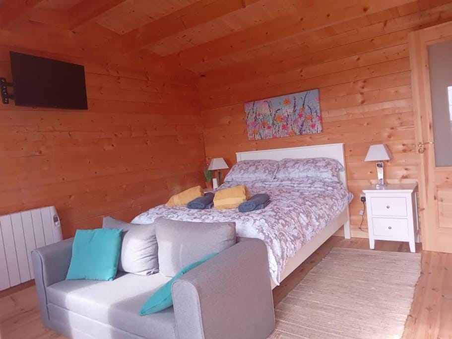 Ceaser's cabin is a cosy 1 bedroom cabin Cabin in County Clare