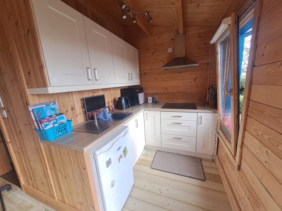 Ceaser's cabin is a cosy 1 bedroom cabin Cabin in County Clare