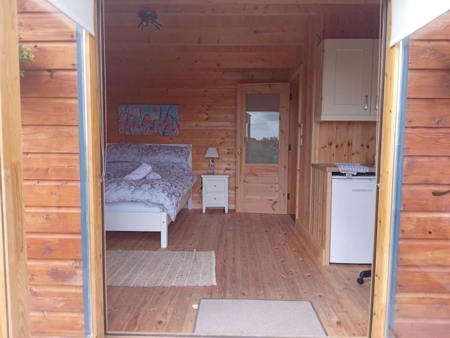 Ceaser's cabin is a cosy 1 bedroom cabin Cabin in County Clare