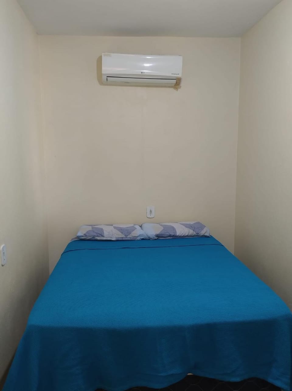 Bed, Photo of the whole room, Bedroom, air conditioner