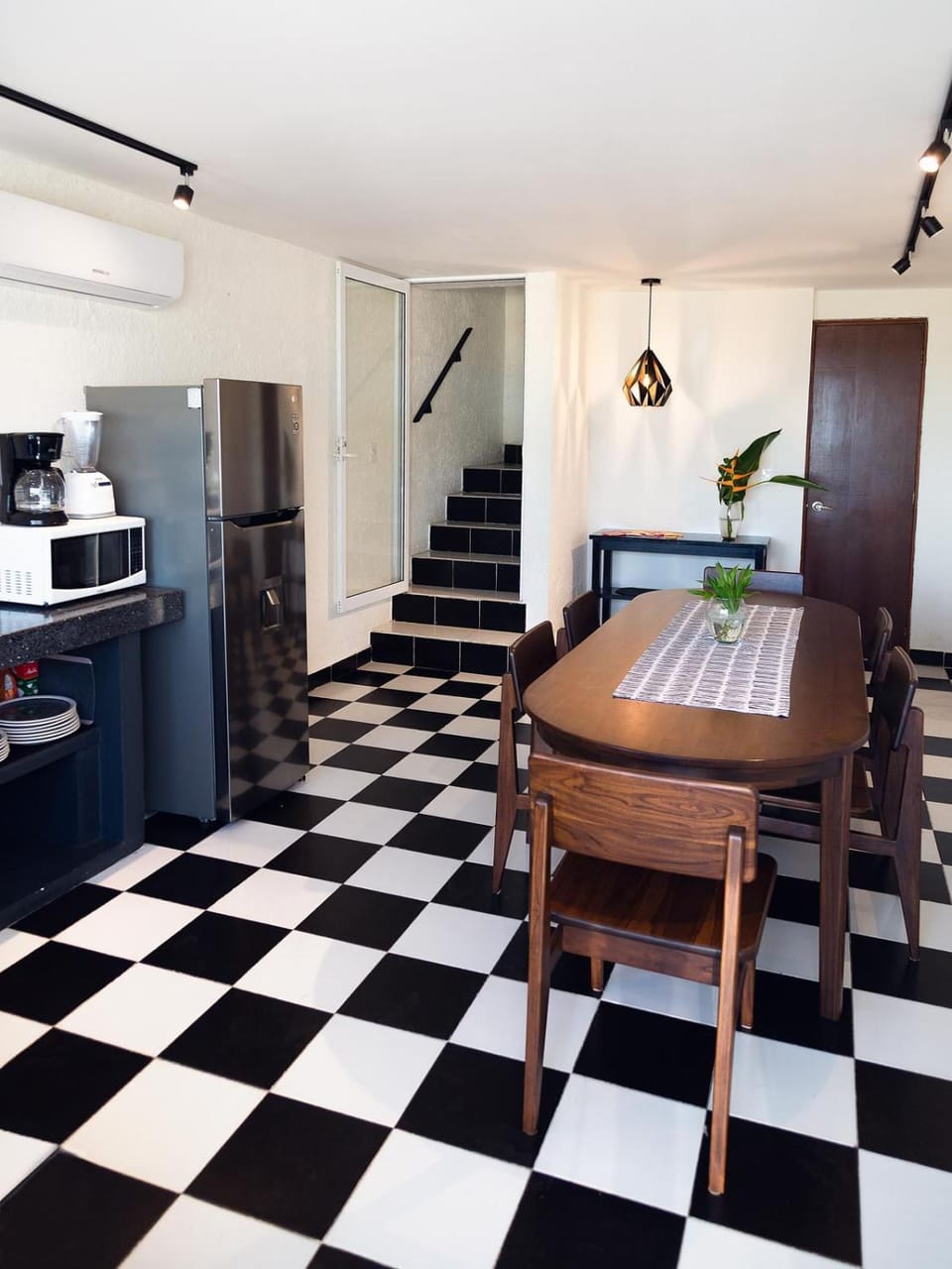 Coffee/tea facilities, Kitchen or kitchenette, Dining area, minibar, stove, kitchen, air conditioner