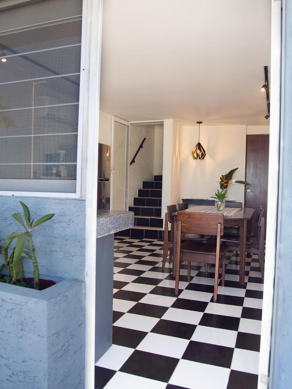 Property building, Facade/entrance, Kitchen or kitchenette, Dining area