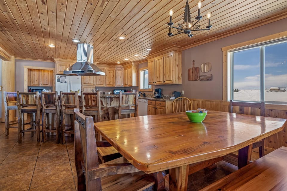Liberty Lodge by KABINO Hot Tub Air Hockey 3 Living Rooms 7 bedrooms Boat Launch Reservoir ATV Snowmobile Trails WiFi House in Idaho