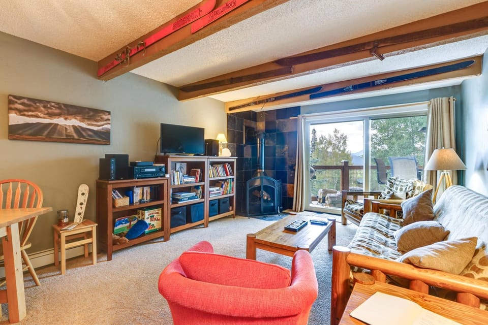 Silverthorne Condo w/ Lake Views: 10 Mi to Skiing! House in Wildernest