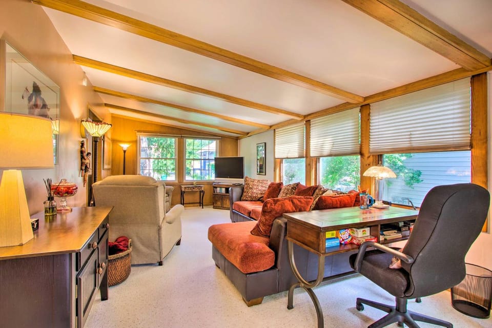 Elegant Home w/ Deck, 5 Blocks to Mayo Clinic House in Rochester