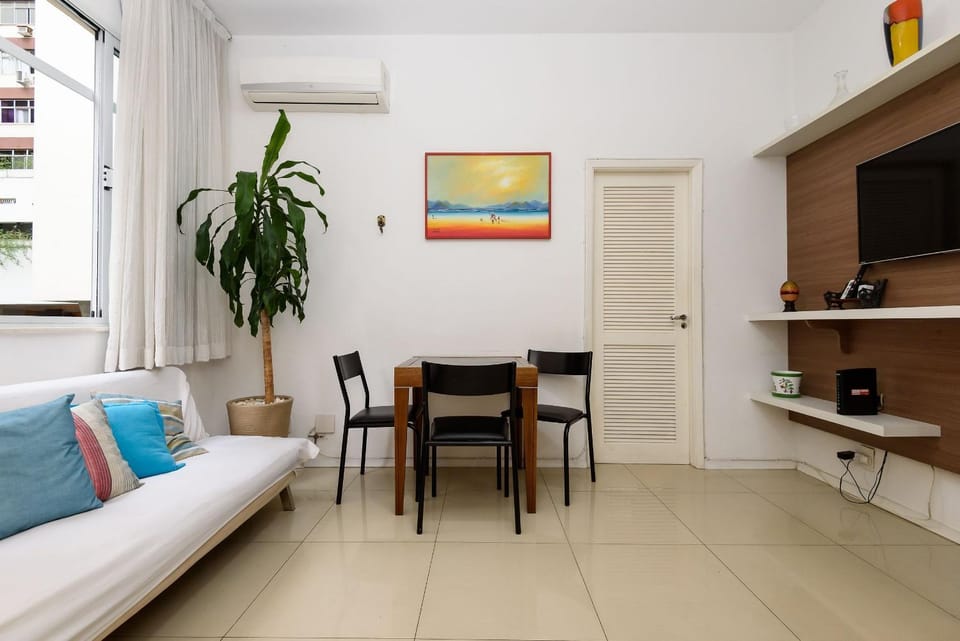 TV and multimedia, Living room, Seating area, air conditioner