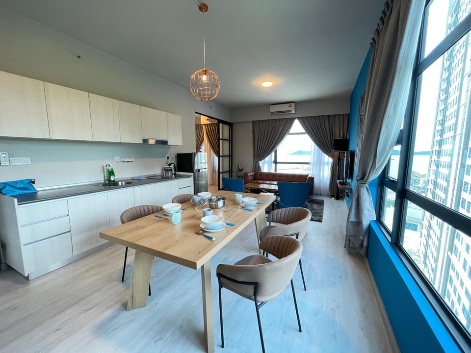 Kitchen or kitchenette, Living room, Seating area, Dining area