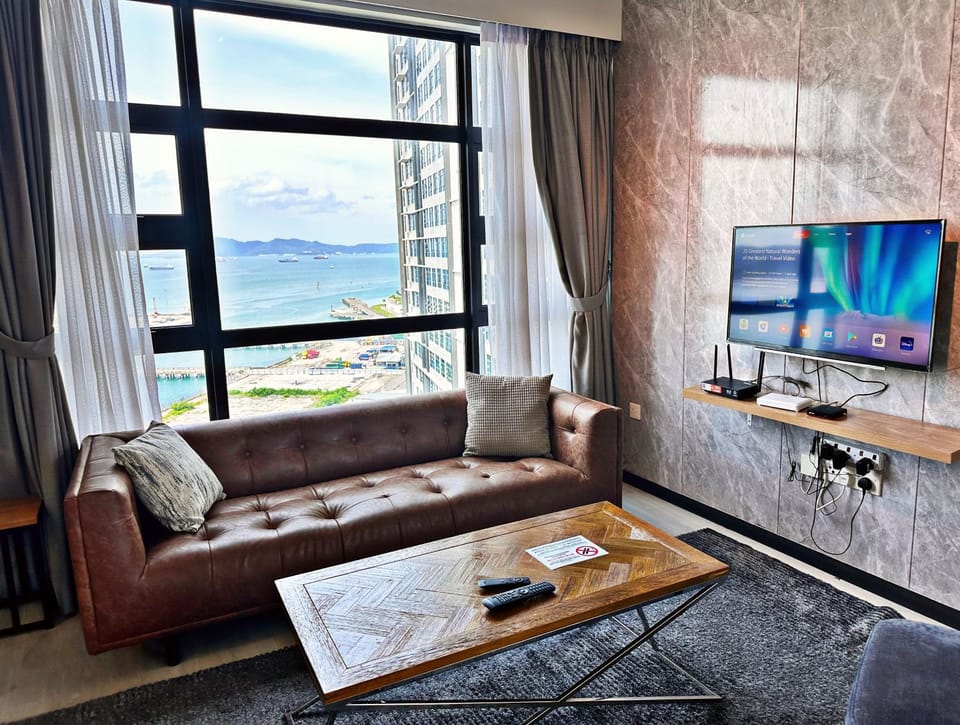 Communal lounge/ TV room, Natural landscape, TV and multimedia, Living room, Seating area, Evening entertainment