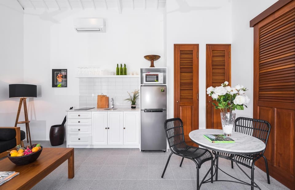 Photo of the whole room, Seating area