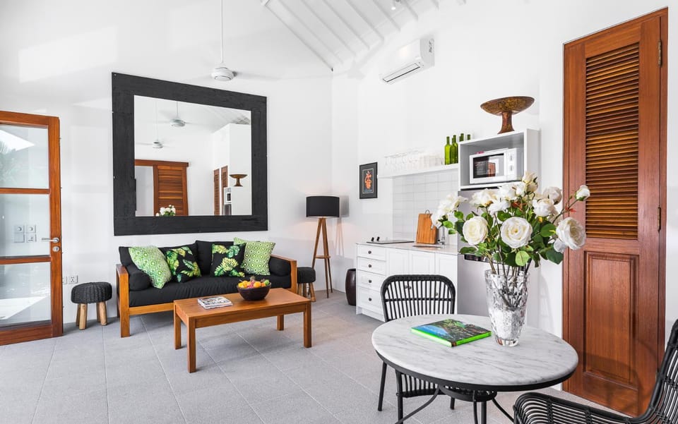 Living room, Seating area, kitchen